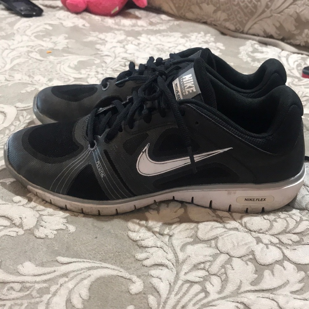 Black Nike women’s sneaker
